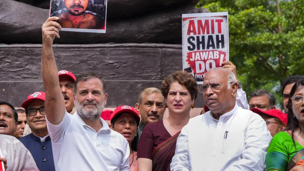 'Guilty or incompetent': Rahul seeks Shah's response on police action on protesters