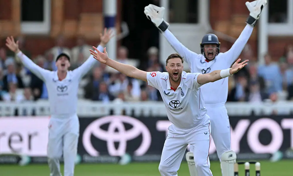 Robinson strikes again as England wrap up Pakistan series win