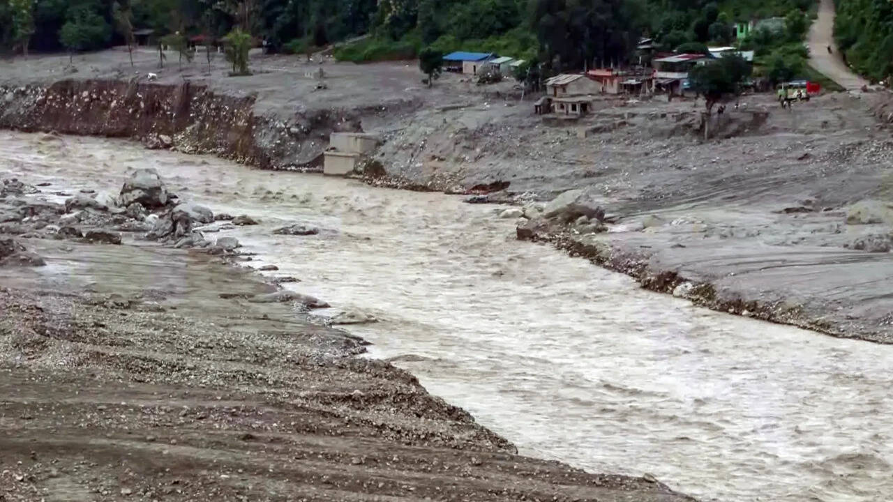 Nepal floods: Stranger ran past school screaming ‘Run, water’. It saved 370 kids, teachers