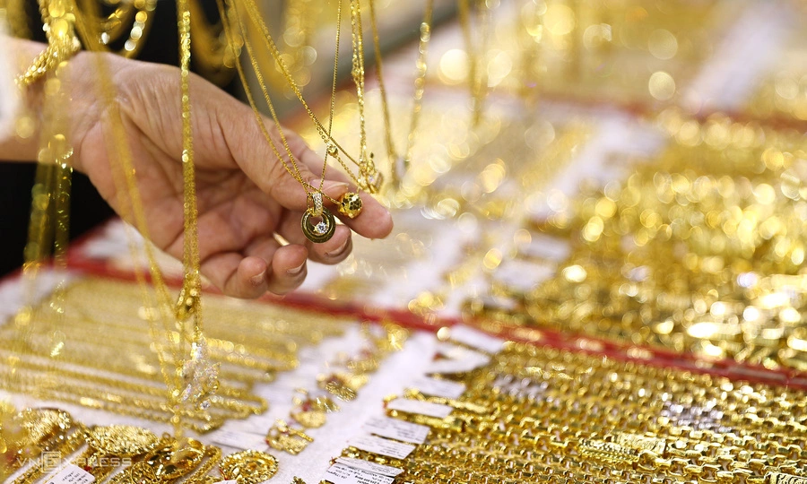 Gold prices drop