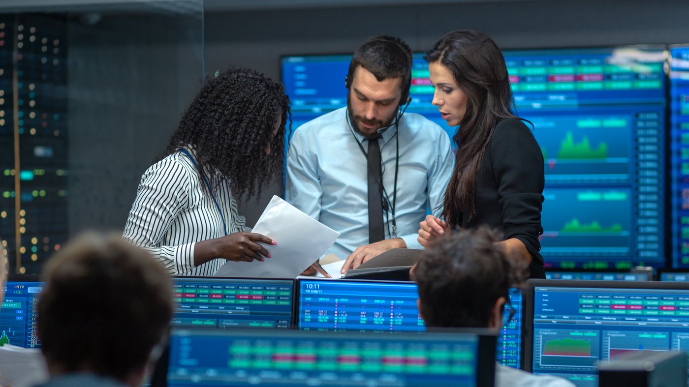 Forget the Industry Labels: Chevron and Caterpillar Are Both Betting on the AI Power Boom. Which 30+ Year Dividend Grower Wins?