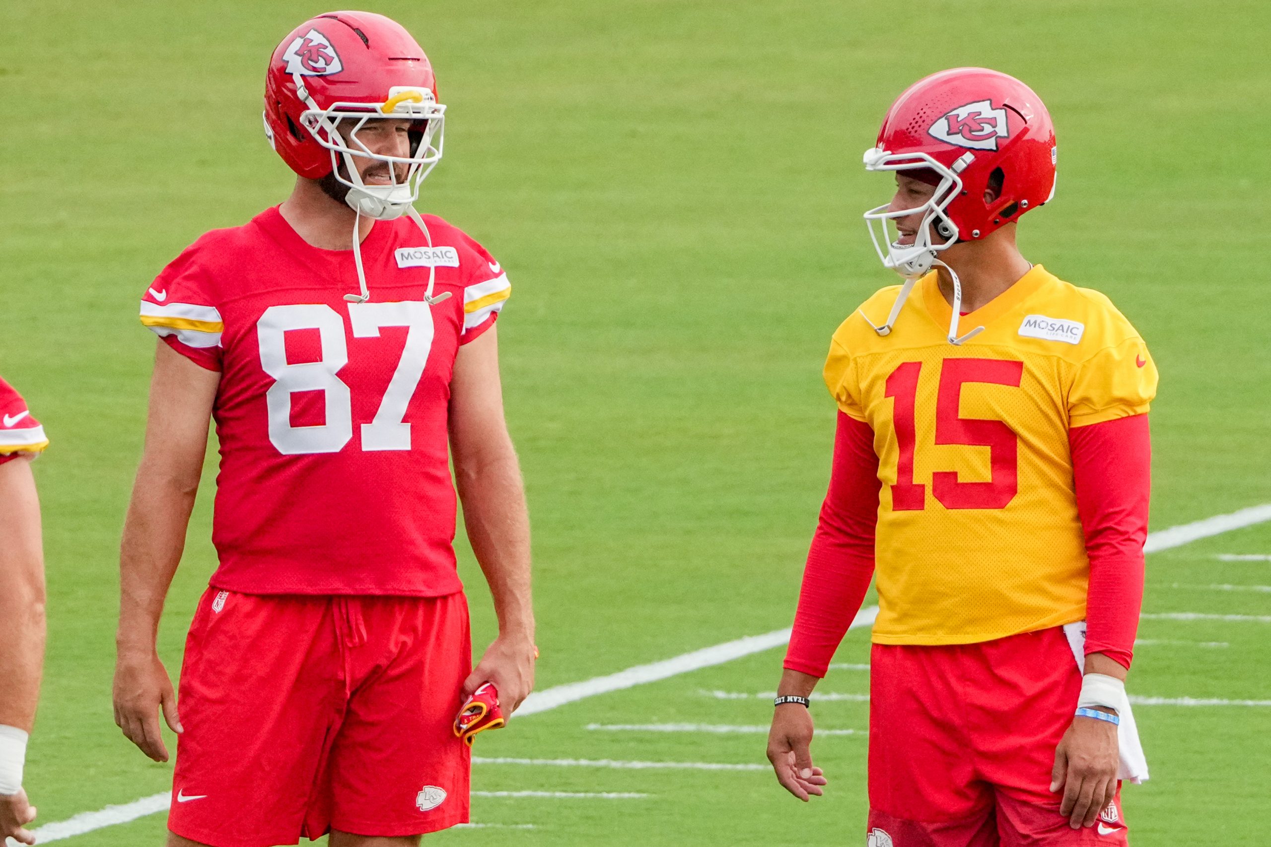 “They’re Leaving Him Open On Purpose” “1587 Magic”: NFL World Divided As Patrick Mahomes and Travis Kelce Recreate Classic Connection During Chiefs Practice