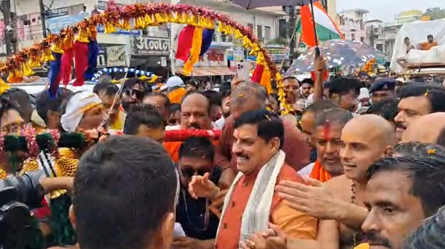 MP Chief Minister Mohan Yadav Joins Sanskar Kanwar Yatra In Jabalpur, Walks With Devotees Carrying Kanwar On Shoulders | VIDEO