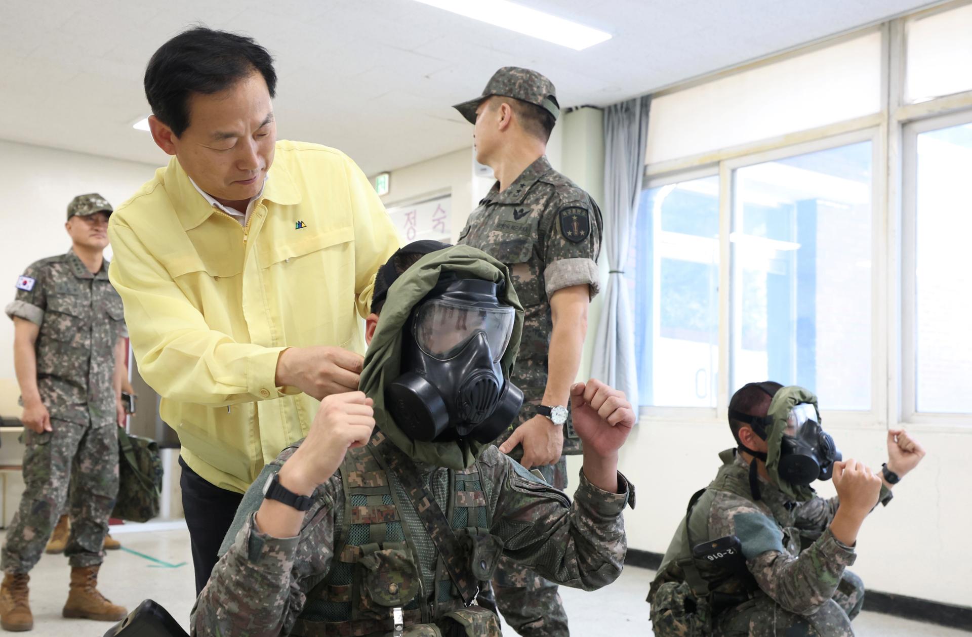 Vice defense minister inspects Army boot camp amid heat wave