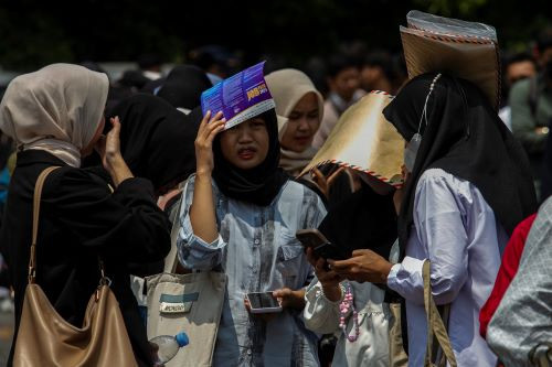 Official unemployment decline contrasts with rise in layoffs