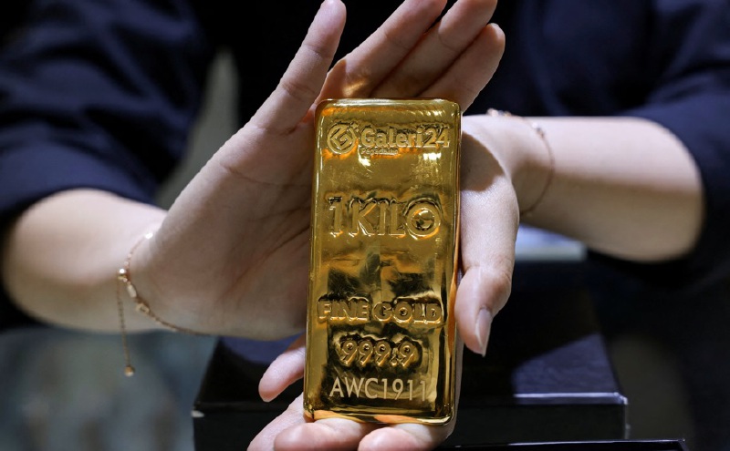 Gold edges higher as Fed hike bets fade, US inflation data in focus
