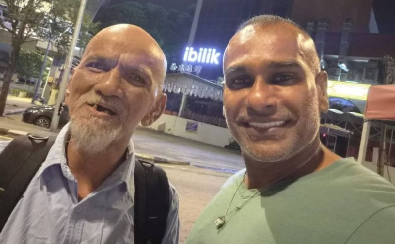Kind-hearted stranger helps visually impaired man see again