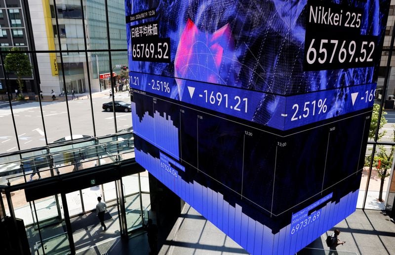 Shares skid in Asia as oil, yields stay high