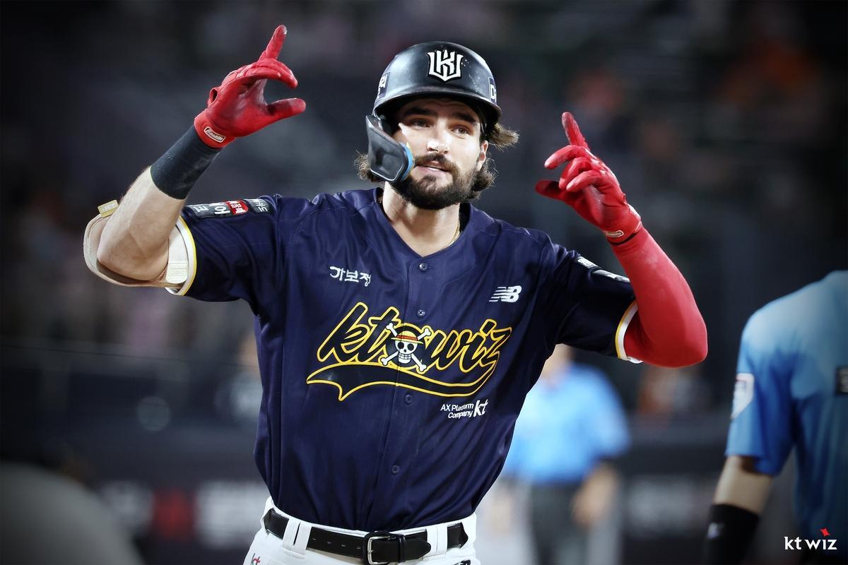 KT Wiz slugger Hilliard voted KBO's top player for July