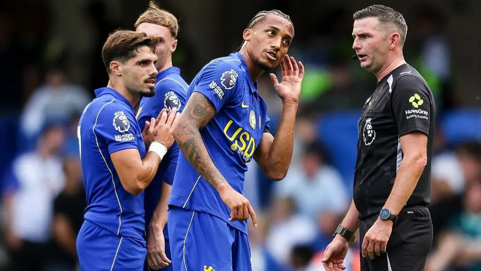 Tech trouble leaves Chelsea game ref without comms