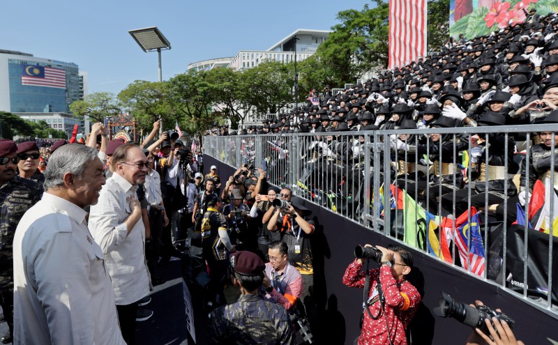 Anwar shares warm moments with Malaysians after National Day parade