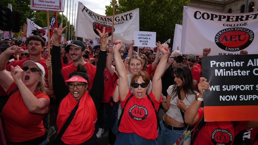 Victorian teachers to vote on new pay offer before strike
