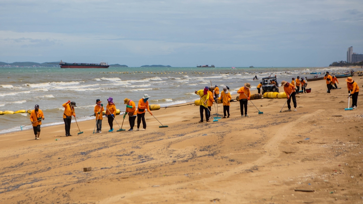 Black oil-like slick washes ashore at Jomtien Beach
