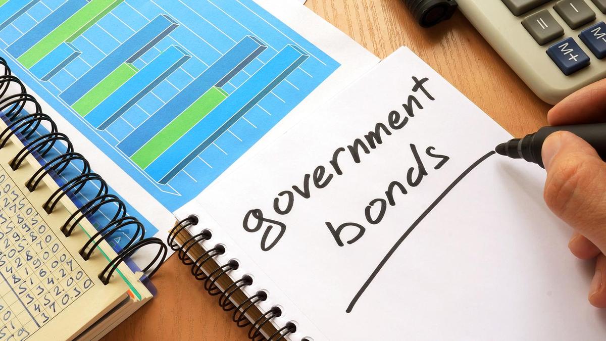 Indian govt bonds drop on Fed rate hike bets, benchmark trades at discount