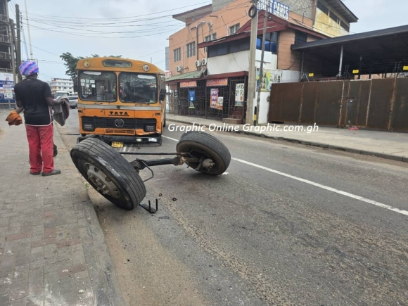 Accra: Tata bus breaks down, completely blocking TUC to Kojo Thompson road