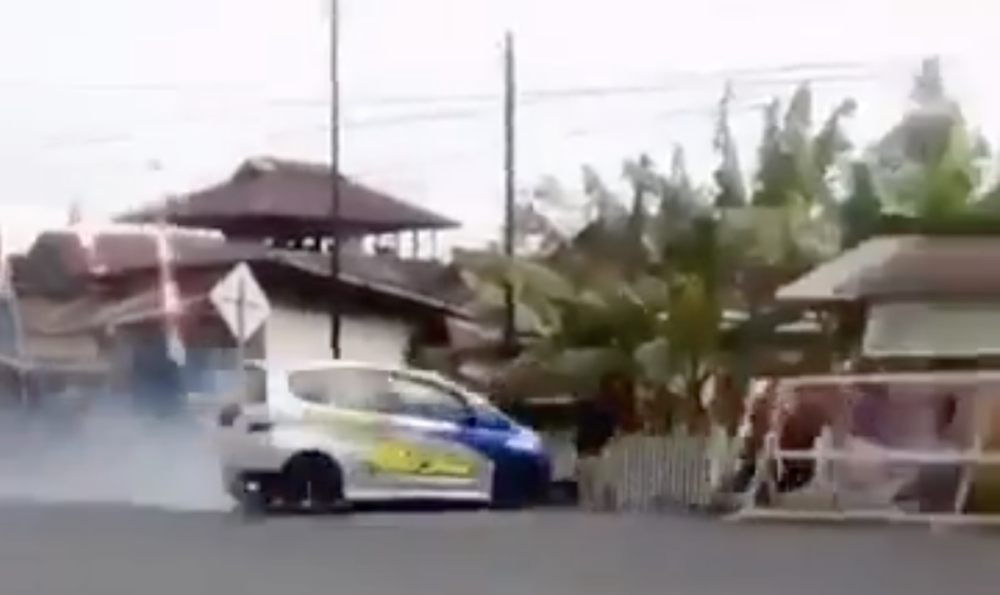Indonesia drag car race crash kills eight, say police (VIDEO)