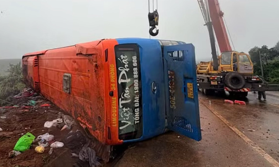 Sleeper bus overturns in Vietnam’s Central Highlands, killing one