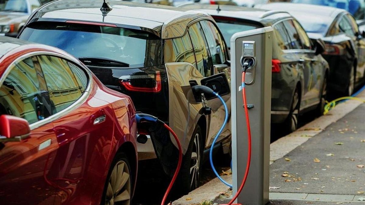 Americans turn to hybrid cars as gasoline prices rise