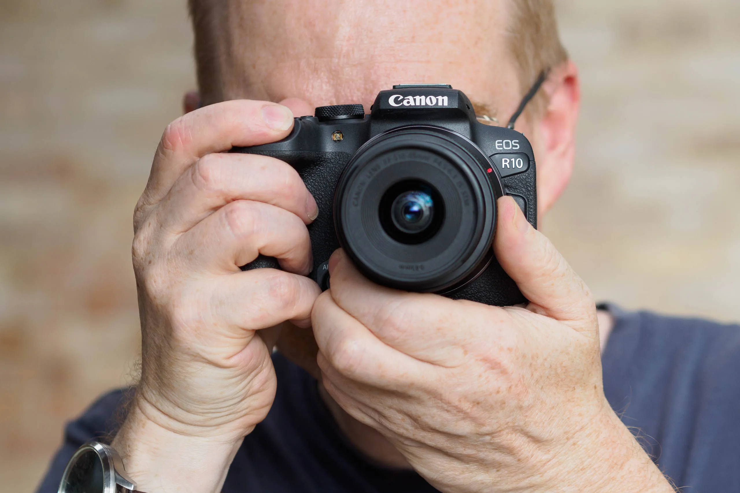 This neat little camera is like a mini-DSLR mastered autofocus – get it with a range of useful accessories at a great price