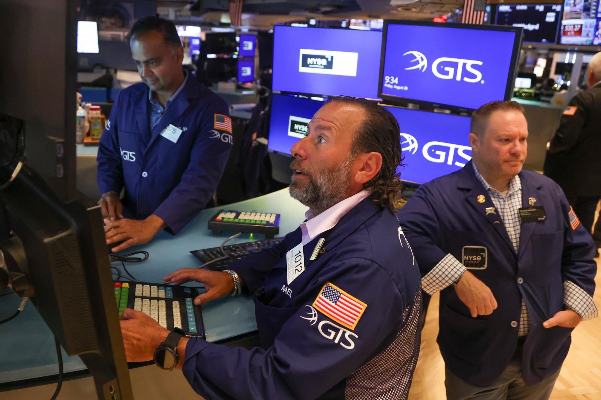 Wall St dips as rising oil prices, hawkish Fed bets pressure stocks