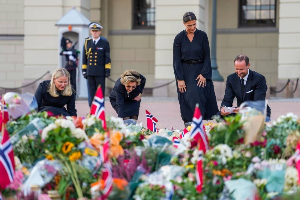 Norwegian royals accompany late king’s coffin to palace chapel