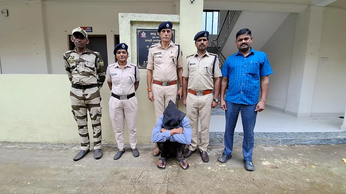 Nashik: Duronto Express Window Shattered In Stone-Pelting Near Igatpuri, RPF Arrests Suspect