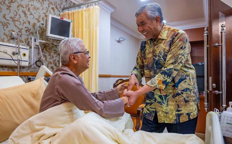 Zahid visits Ismail Sabri at IJN