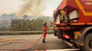 Hundreds evacuated as fierce Huelva wildfire continues to defy firefighters