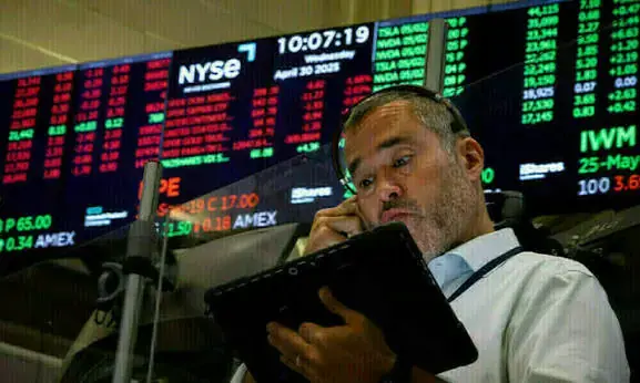 Wall St ticks lower as markets monitor Hormuz situation; data awaited