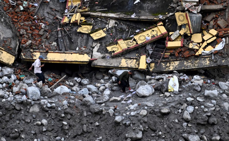 Nepal rescuers reach remote areas, free hundreds trapped by floods