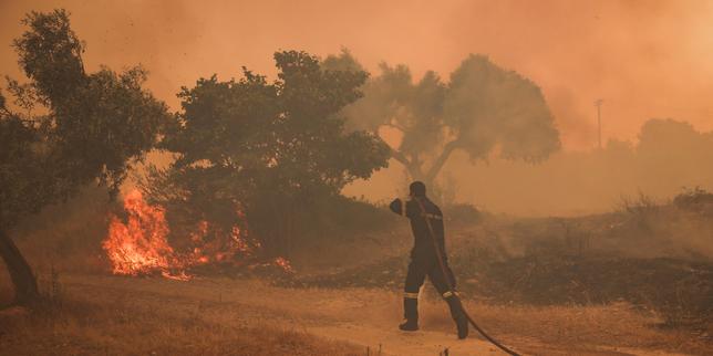 Fire toll mounts in Greece as blazes spread