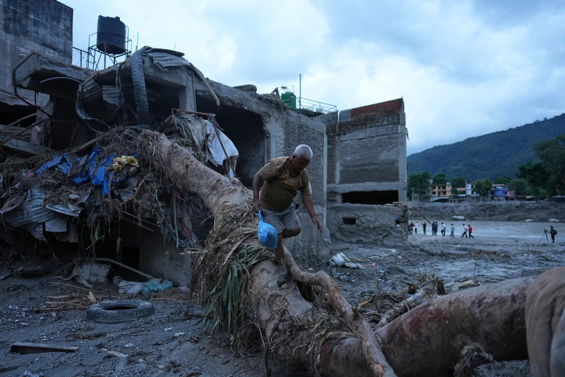 More than 1,000 dead from catastrophic Nepal-China floods