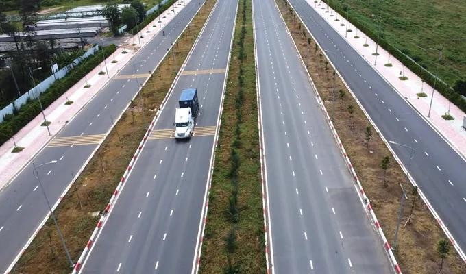 Construction accelerates on 10-lane road linking to Long Thanh Airport