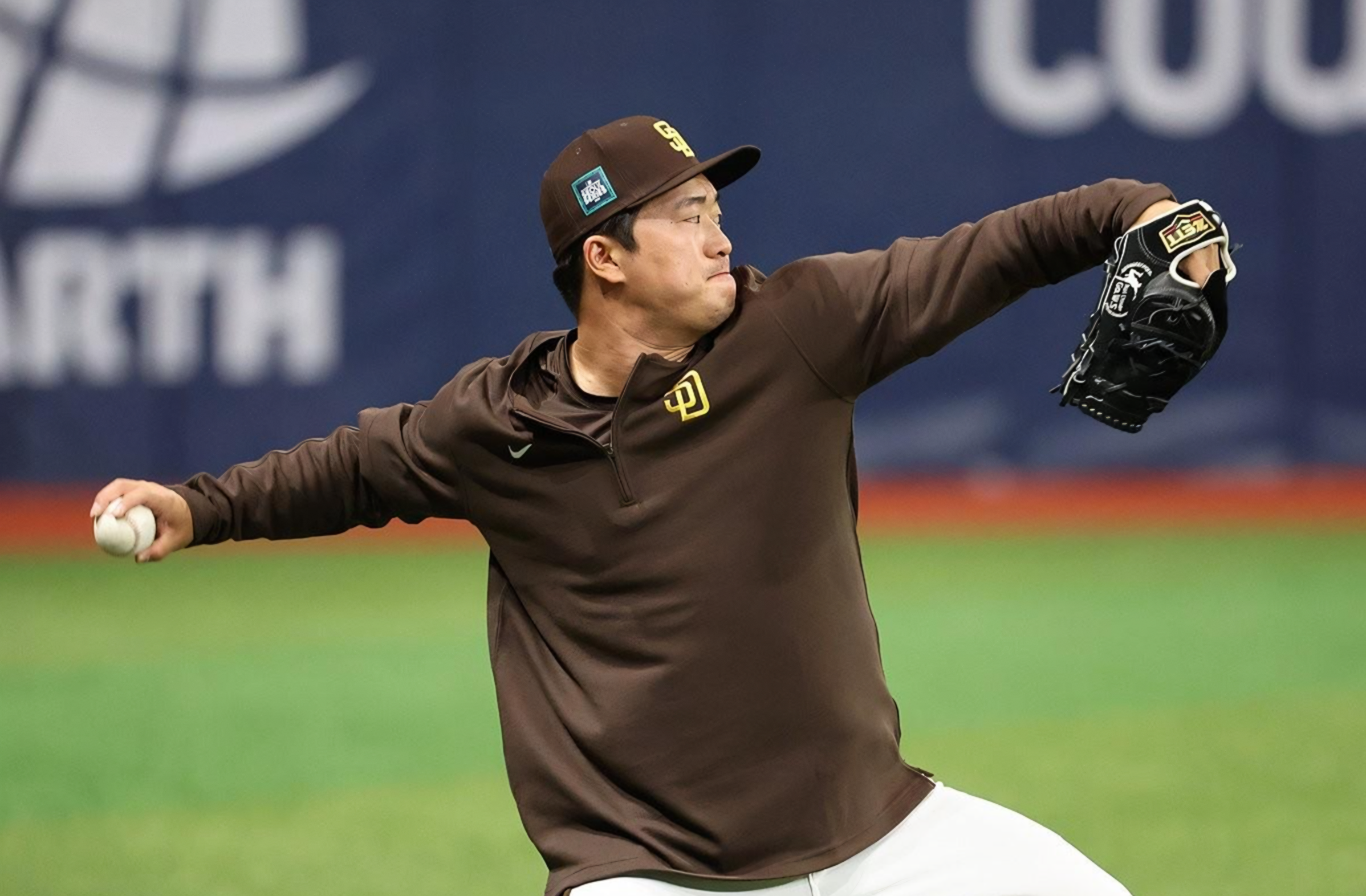 LG Twins manager, GM welcome back pitcher Go Woo-suk from US
