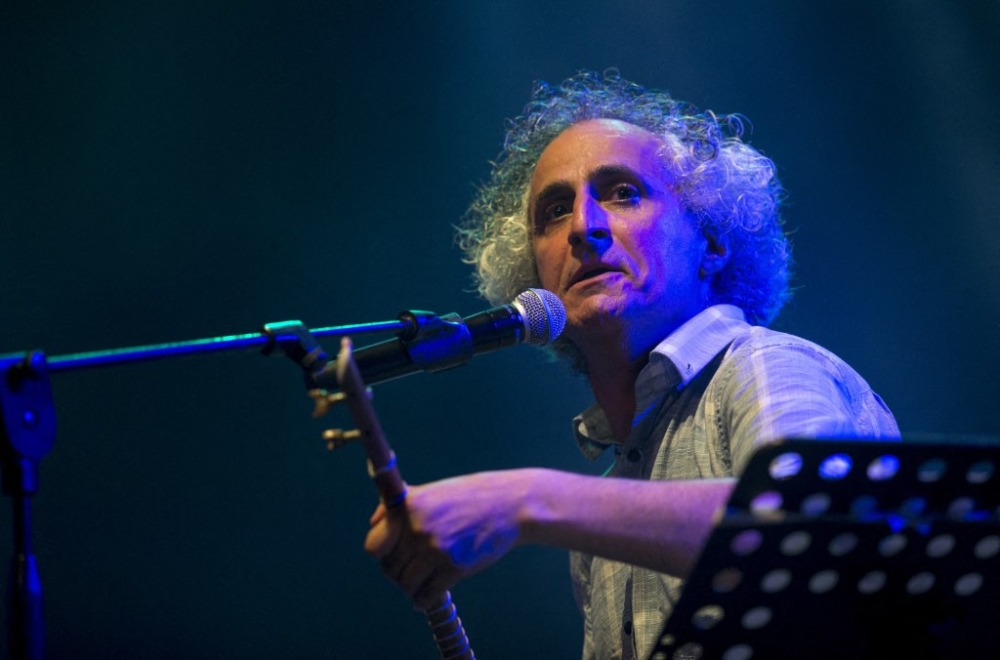 Famed singer returns to Iran after decades of exile