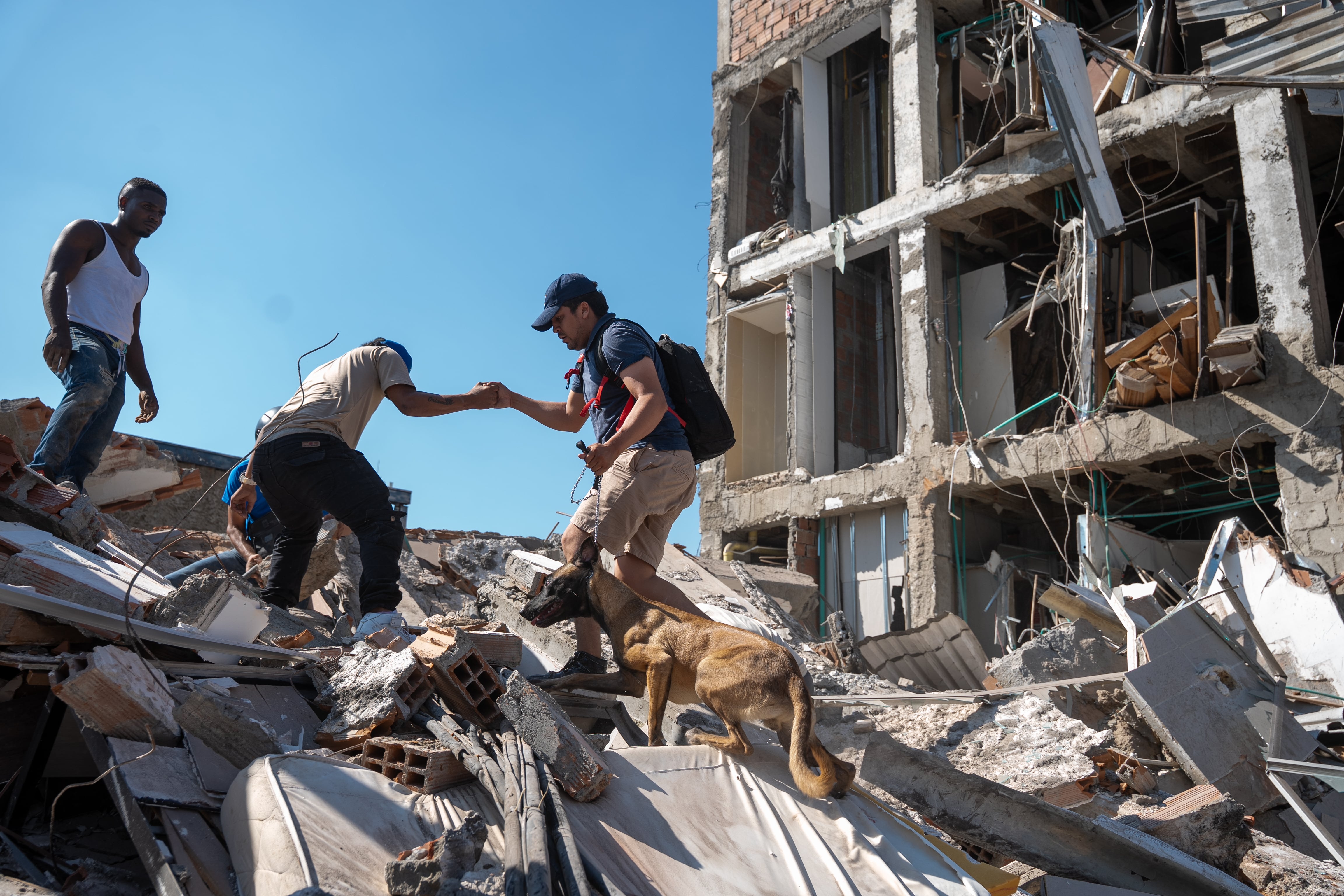The United States and Mexico are offering to send aid to Colombia after the earthquake.