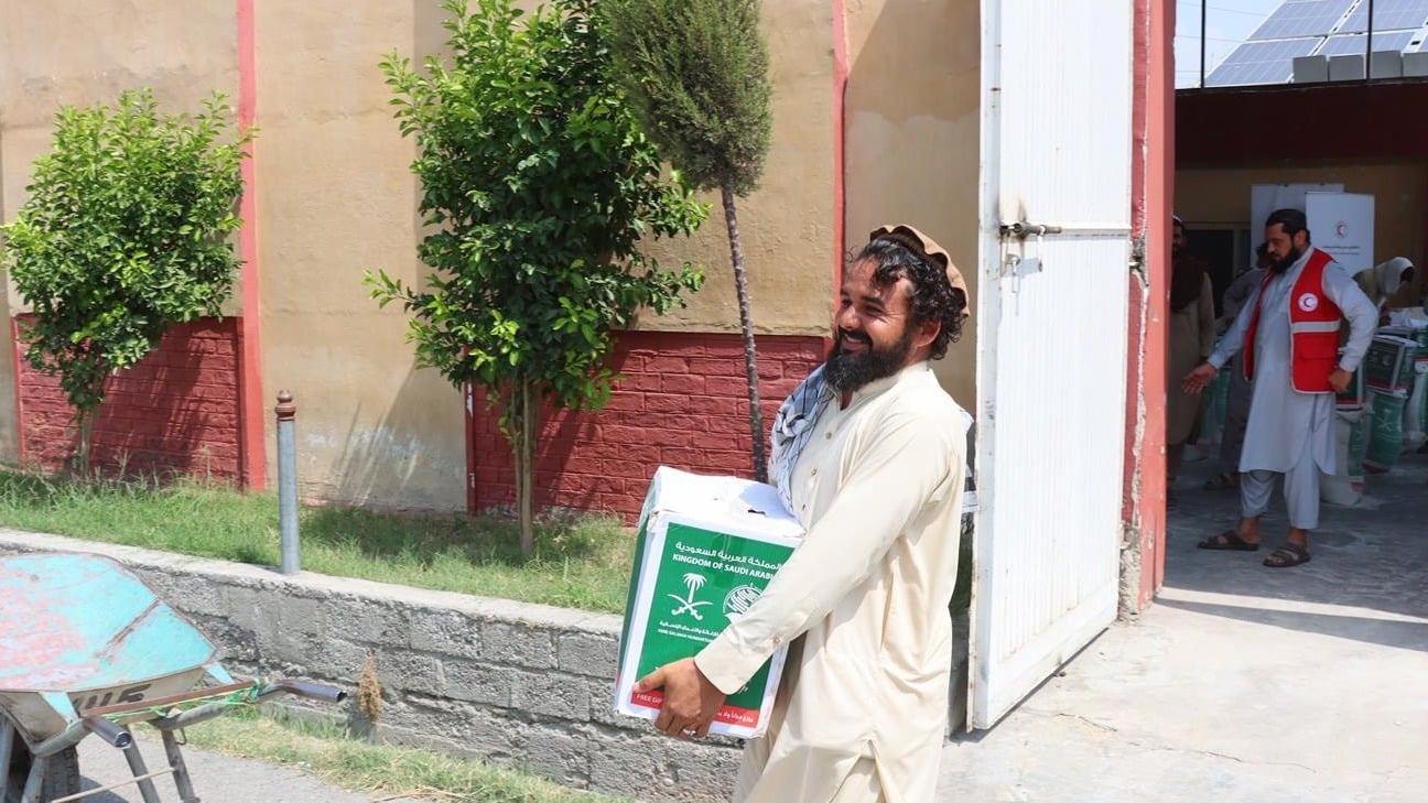 King Salman Humanitarian Aid Center distributes food baskets to Jalalabad flood victims