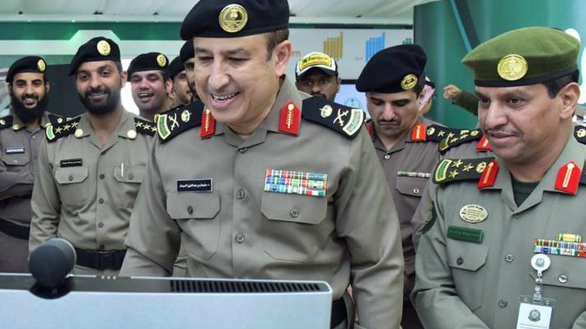 Interior Ministry official inspects officer cadet admission at King Fahd Security College
