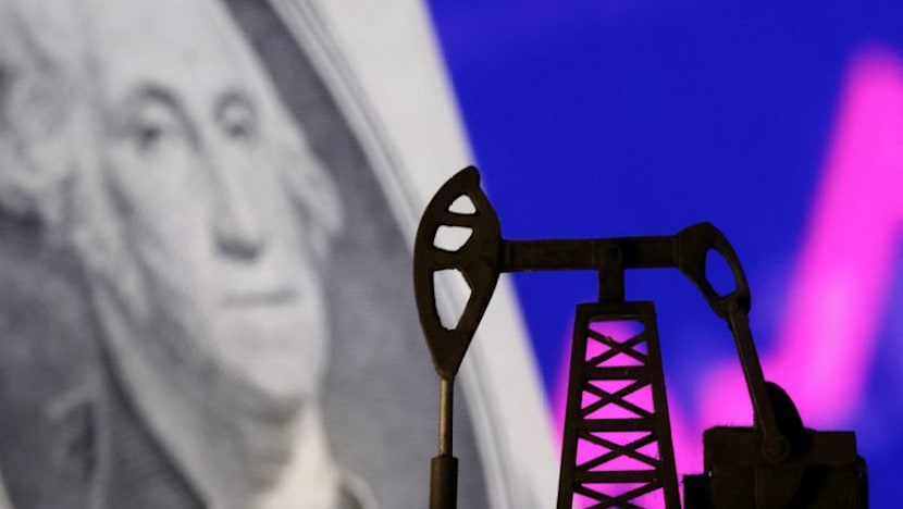 Dollar gains as oil, rising bond yields stoke inflation fears