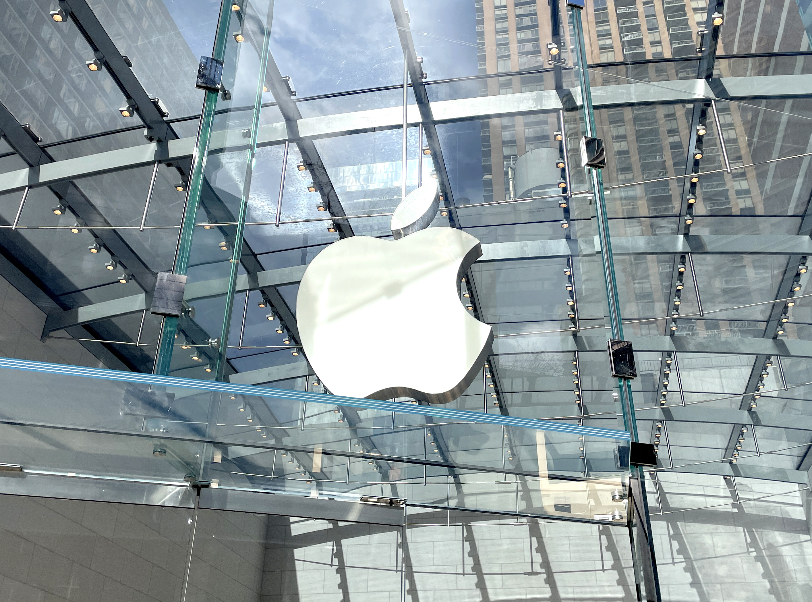 Report: Analyst Shatters Expectations of an All-Glass iPhone