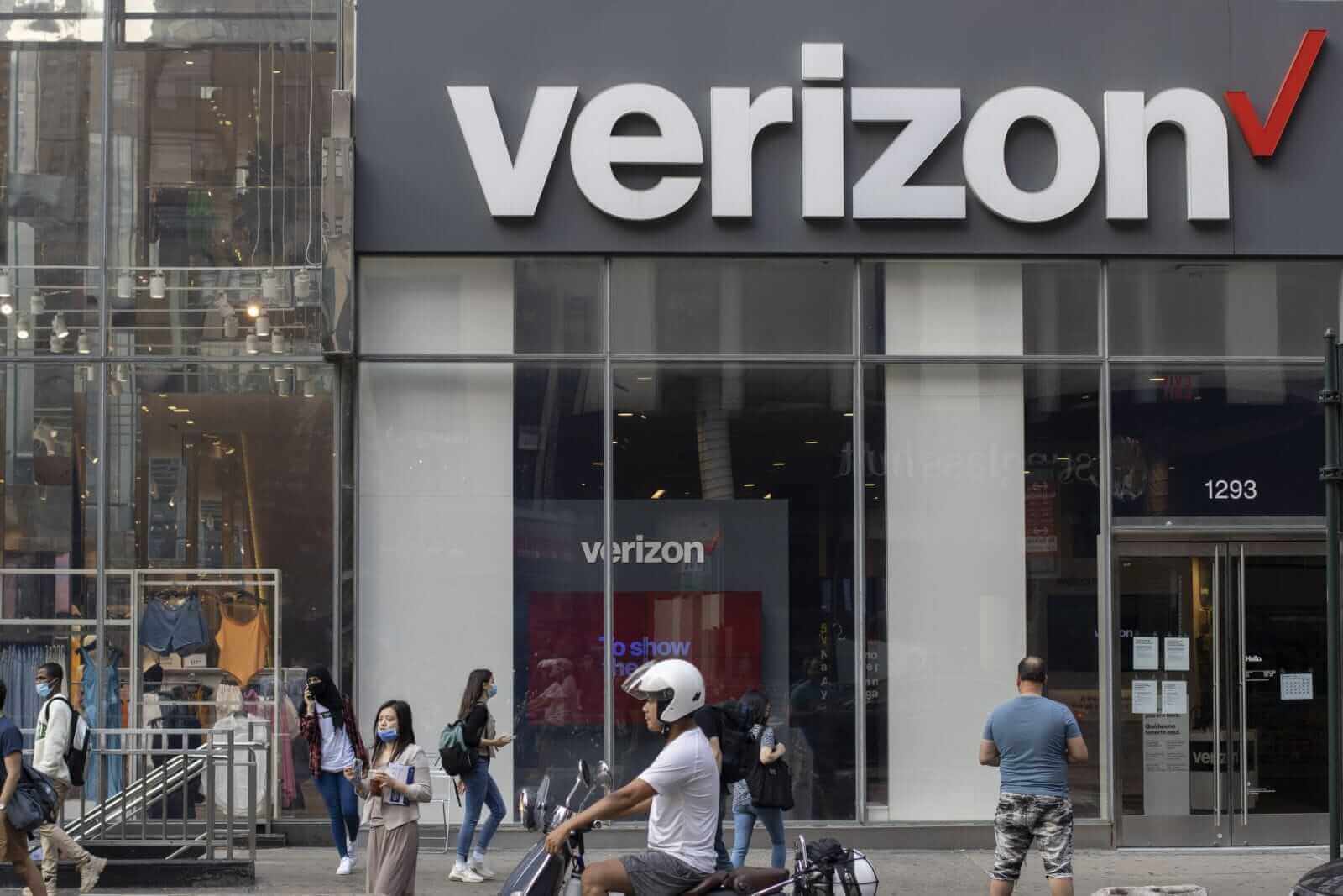 Is Verizon Stock Underperforming the S&P 500?