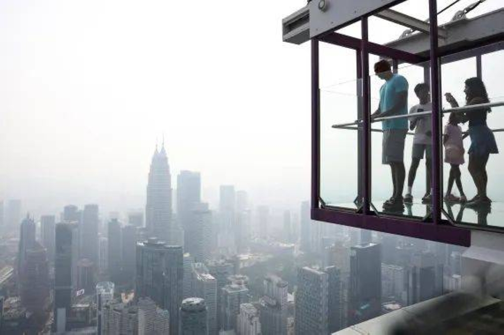 Toxic haze from Indonesian forest fires chokes Malaysian Borneo