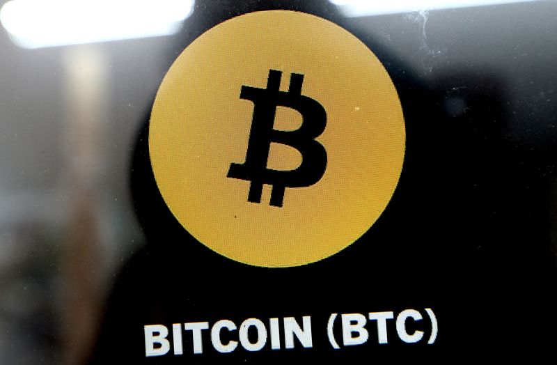 Bitcoin teeters on 200-period MA: Live levels