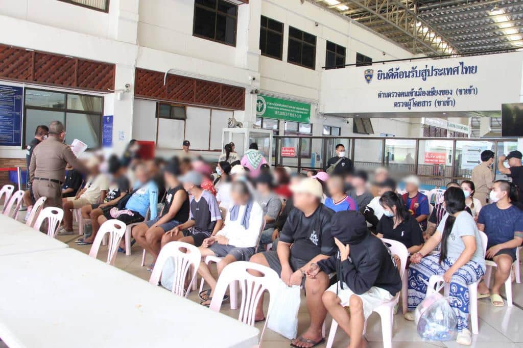 Chiang Rai Immigration Police Receive 92 Thais Deported From Lao