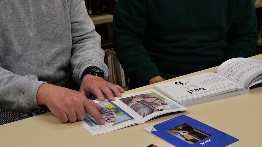 Prisoners break down barriers by teaching each other to read