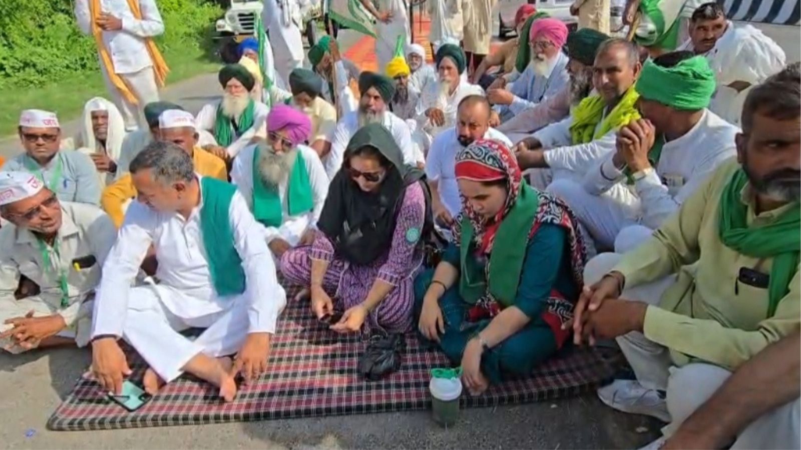 With langars and trolleys, farmers begin seven-day sit-in on Mohali-Chandigarh border