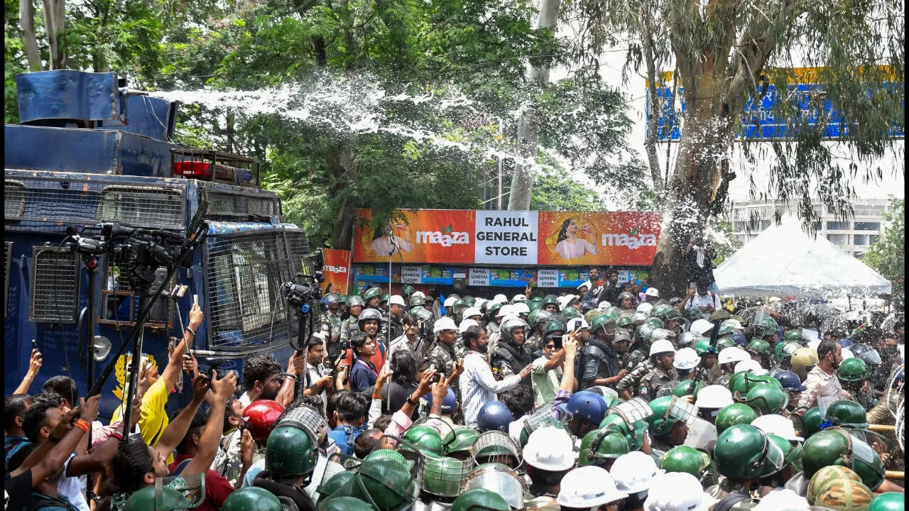 Jharkhand protest: Cops stop march to assembly with lathis, tear gas