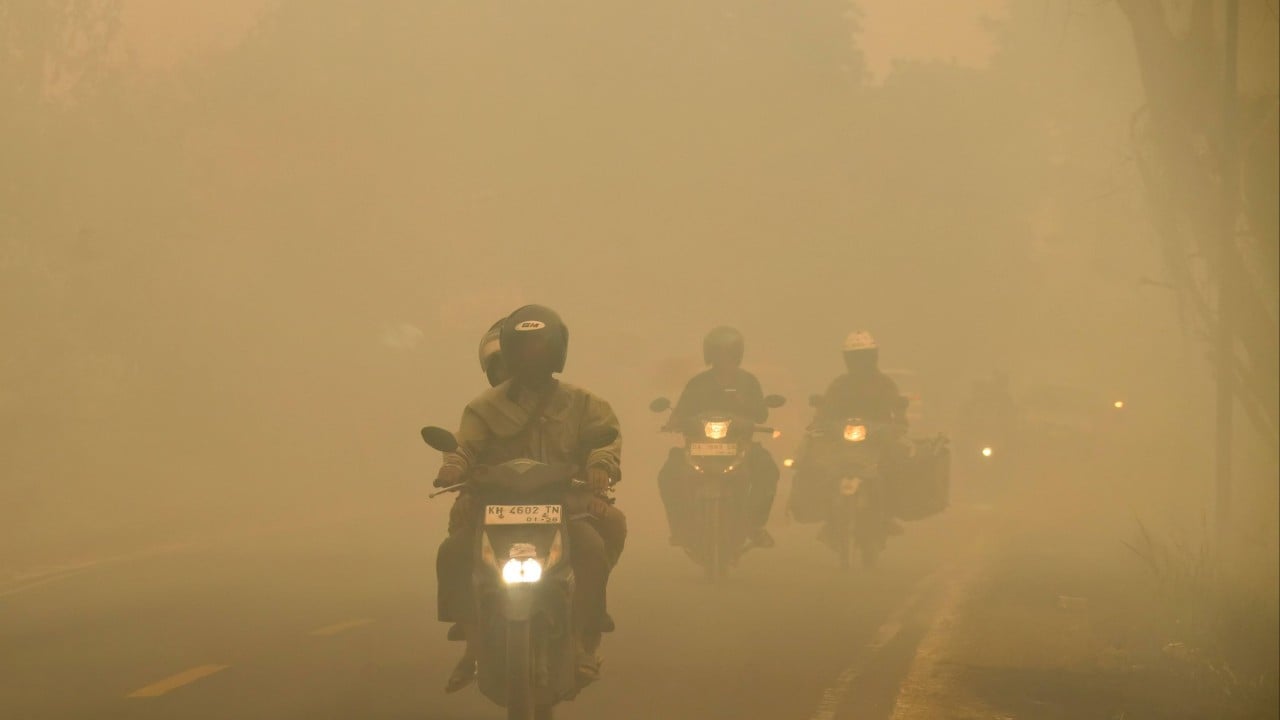 Indonesian wildfire haze forces 1.4 million students to move to online learning