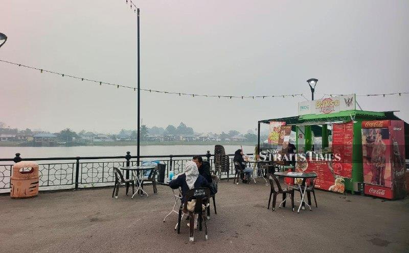 Haze leaves Kuching riverside traders counting losses [WATCH]