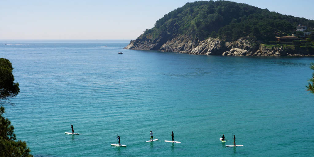 Police officers swim to rescue six young paddleboarders swept out to sea in Dénia